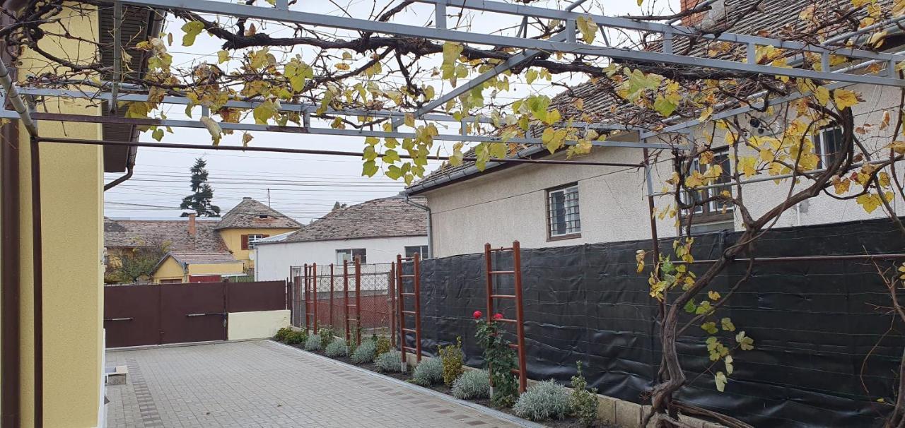 Yellow House Сибиу Екстериор снимка